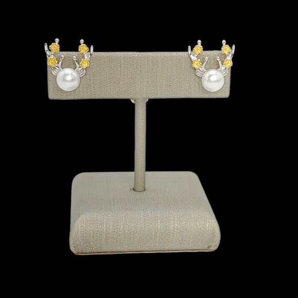 925 Sterling Silver Cultured Freshwater Pearl Stud Earrings Reindeer Shaped - Picture 4 of 7